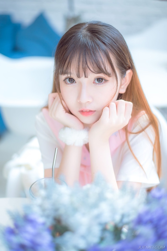 “那你待如何？”人群中，突然响起一声闷哼，众人回头看去，却见张任披盔带甲，手持长枪，在几名士卒警惕的看管下，缓步上前，一股浓浓的压迫感散发出来，让周围一群世家不由自主的退开几步。